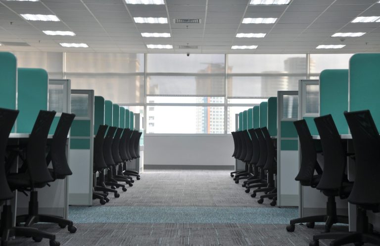 Teppichreinigung Leerer Büroraum mit mehreren Arbeitsplätzen und hellem, modernem Design.
