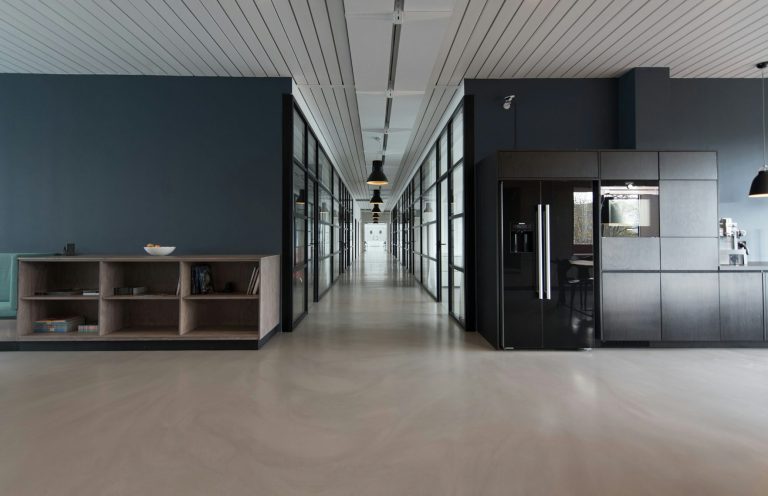 Clean Police Grundreinigung Moderne Büroumgebung mit langen Fluren und Glaswänden. Minimalistische Ausstattung.